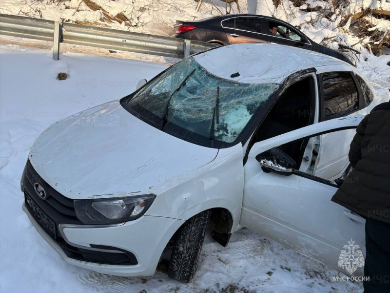 Легковушка из кювета вытащили спасатели в Супонево