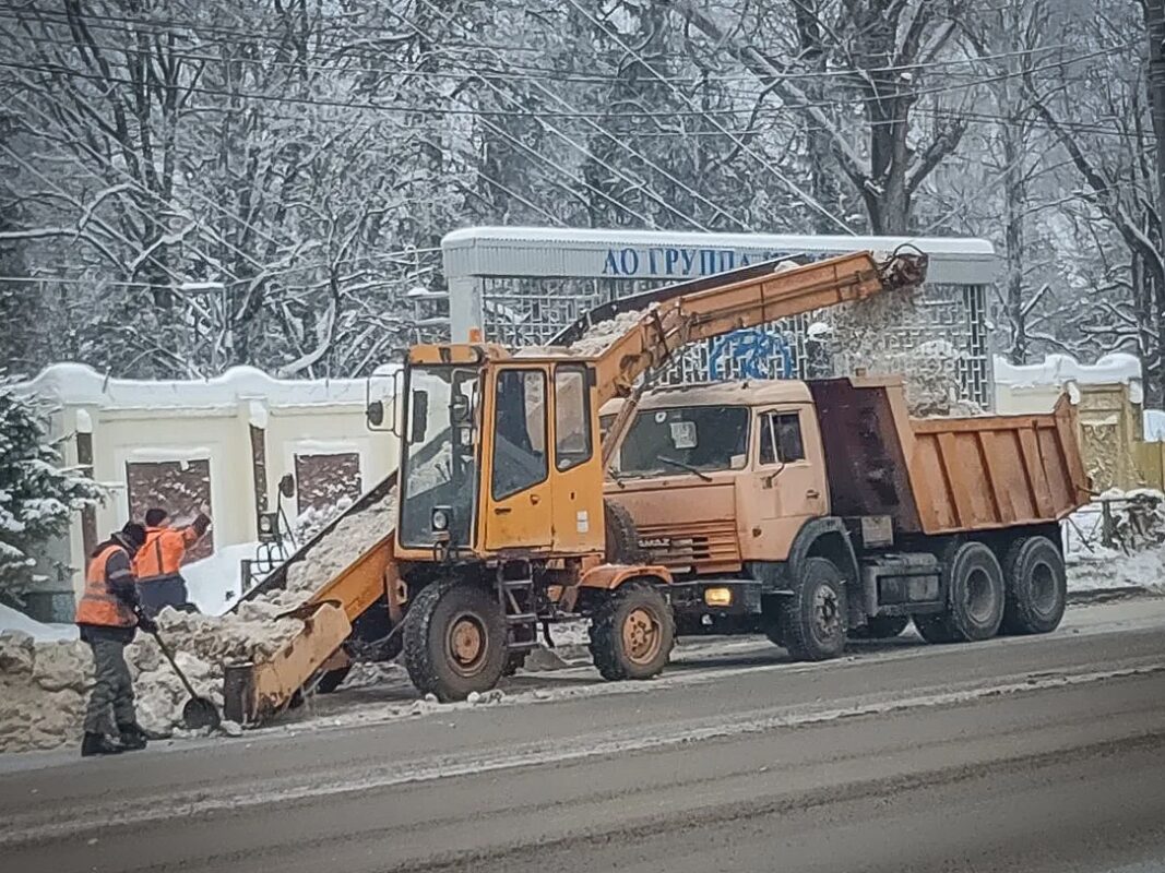 Почти 1350 тонн снега вывезли за сутки дорожники из Брянска