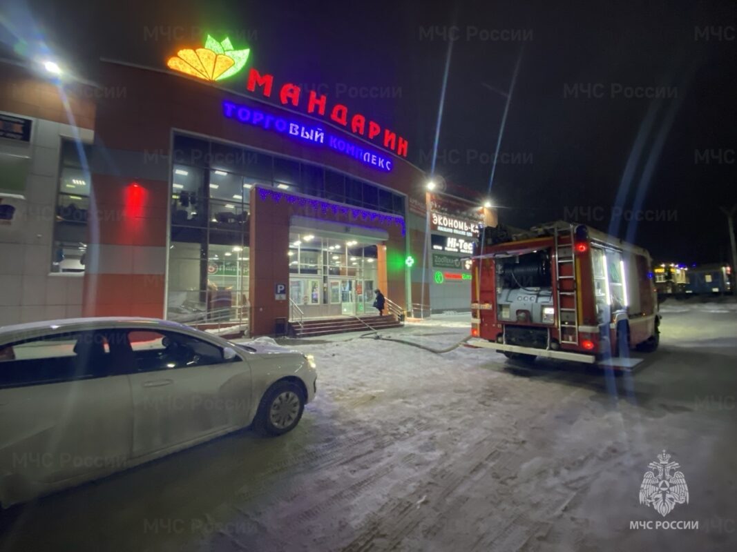 Торговый центр потушили спасатели в Брянске ранним утром