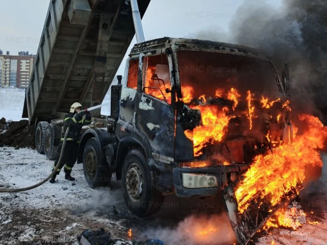 Грузовой автомобиль потушили брянские спасатели утром в субботу
