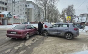 Две легковушки столкнулись в Брянске накануне