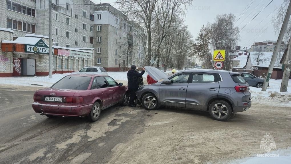 Две легковушки столкнулись в Брянске накануне