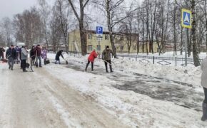 Снег с территории школы №34 в Брянска убрали за час