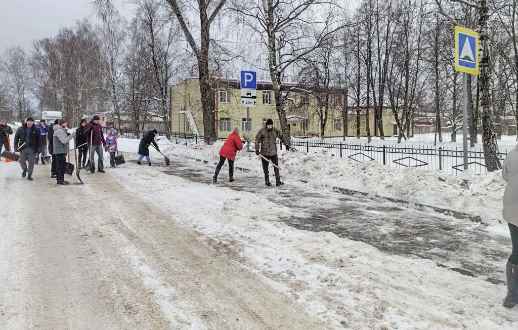 Снег с территории школы №34 в Брянска убрали за час