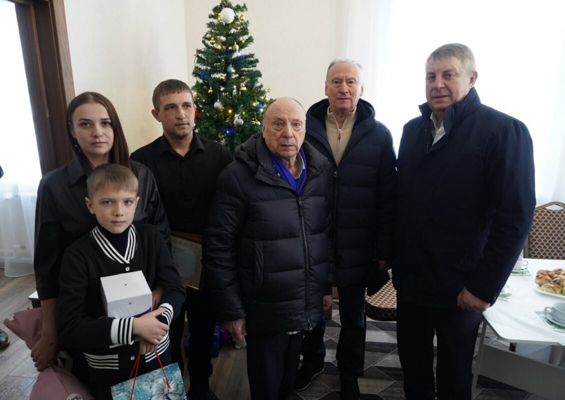 Первых новосёлов нового ЖК в Журиничах навестил помощник Президента РФ