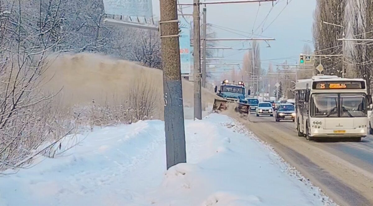 Роторные снегоуборщики расширяют улицу Флотскую и проспект Героев в Брянске