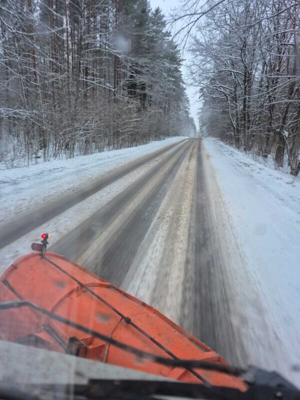 Брянские дорожники обработали свыше 1,4 тысяч километров трассы от гололёда за сутки