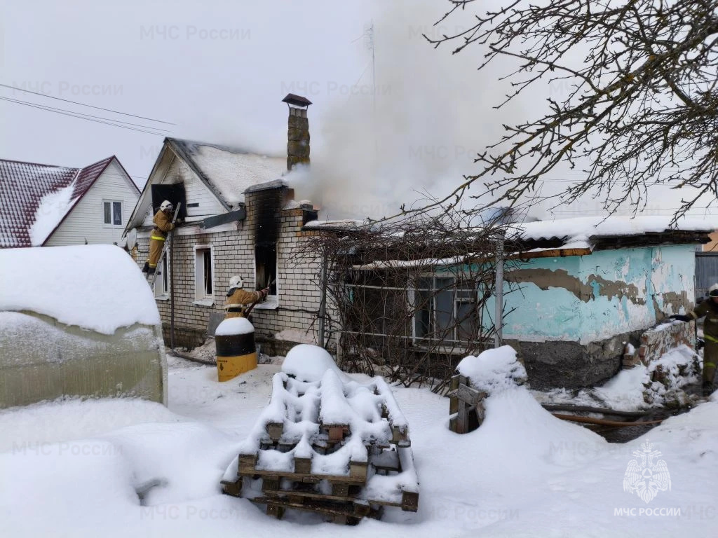 Жилой дом потушили спасатели в Карачеве накануне