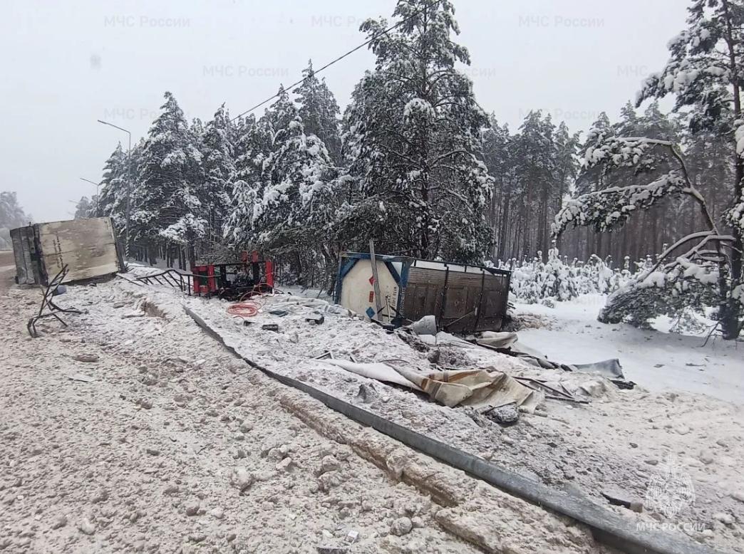 Грузовик съехал с дороги днём в среду на брянской трассе
