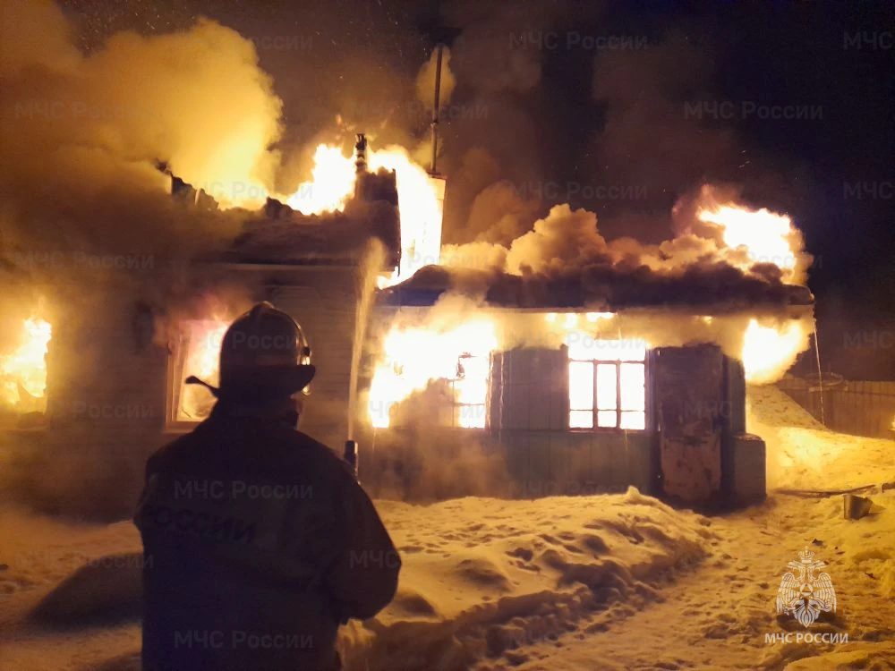 Баню потушили пожарные в Почепском районе ранним утром