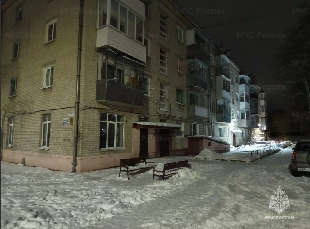 Человека спасли пожарные из горящей квартиры в Навле