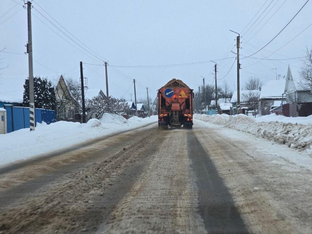 Более 4000 километров бярнских дорог обработали от гололёдах за сутки