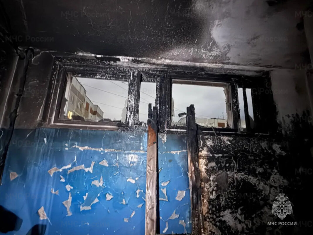 18 жильцов вывели спасатели из горящего дома в Брянске