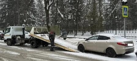 За сутки пять машин оказались на штрафстоянке из-за неправильной парковки