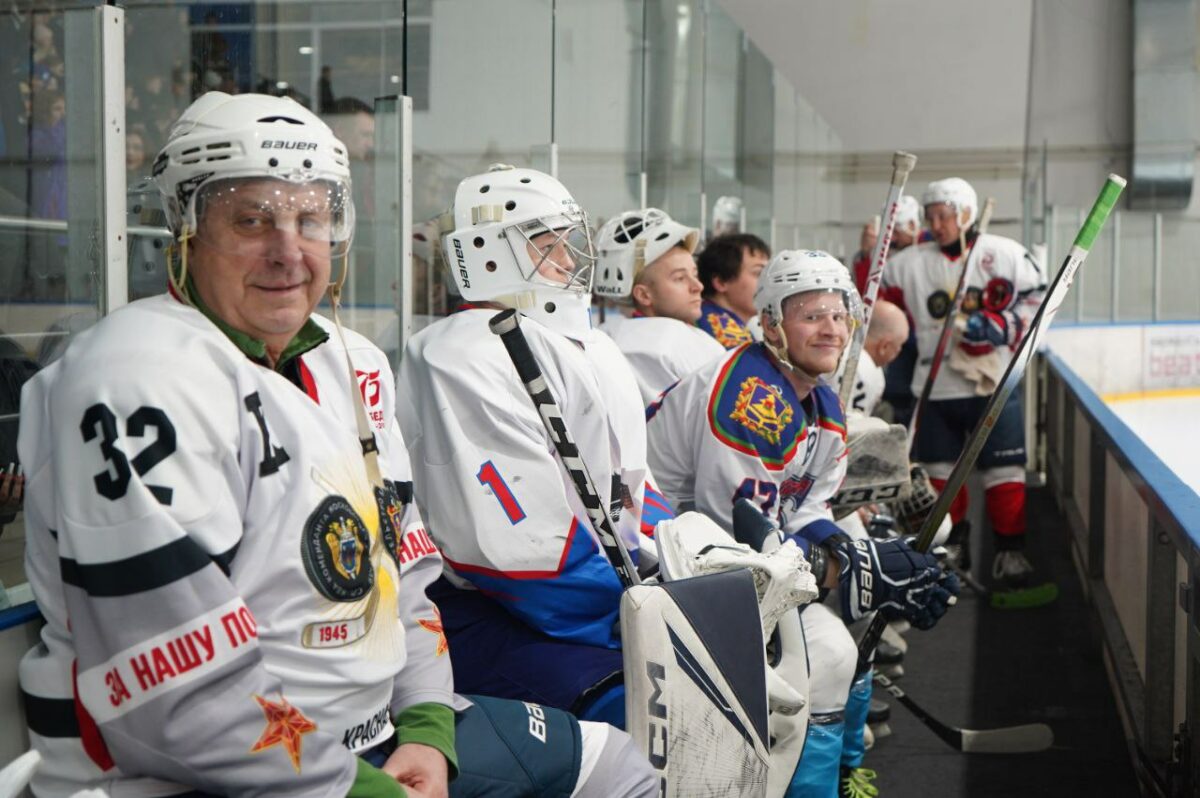 В Брянске студенты сыграли в хоккей с командой правительства области