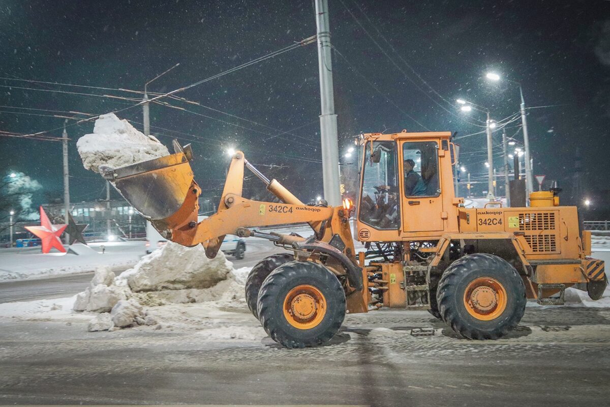 Свыше 5 800 тонн снега вывезли дорожники из Брянска за выходные