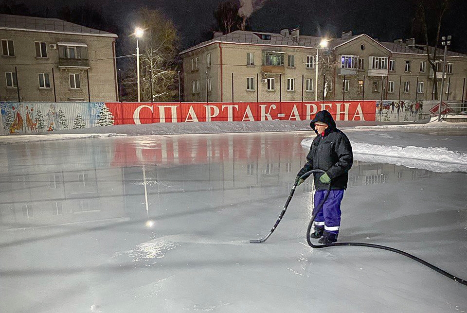 Самый большой в Брянске каток под открытым небом откроется вечером четверг