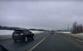 Автомобилистку брянские инспекторы оштрафовали за попавший на видео выезд на встречную полосу