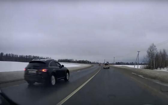 Автомобилистку брянские инспекторы оштрафовали за попавший на видео выезд на встречную полосу