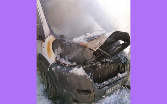 Микроавтобус потушили спасатели накануне в Брянске