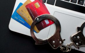 Брянский суд требует владельца счёта вернуть деньги обманутому мошенниками пенсионеру