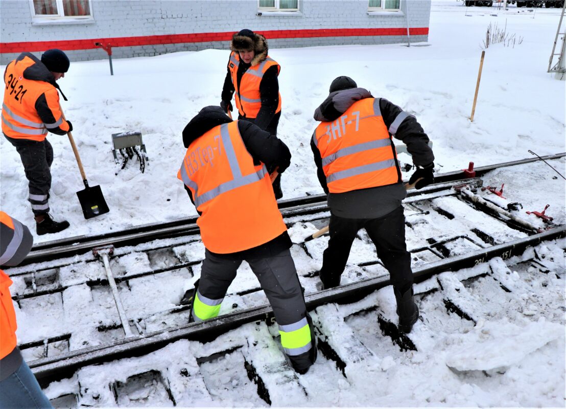 На борьбу с последствиями снегопада вышли руководители Брянского региона МЖД