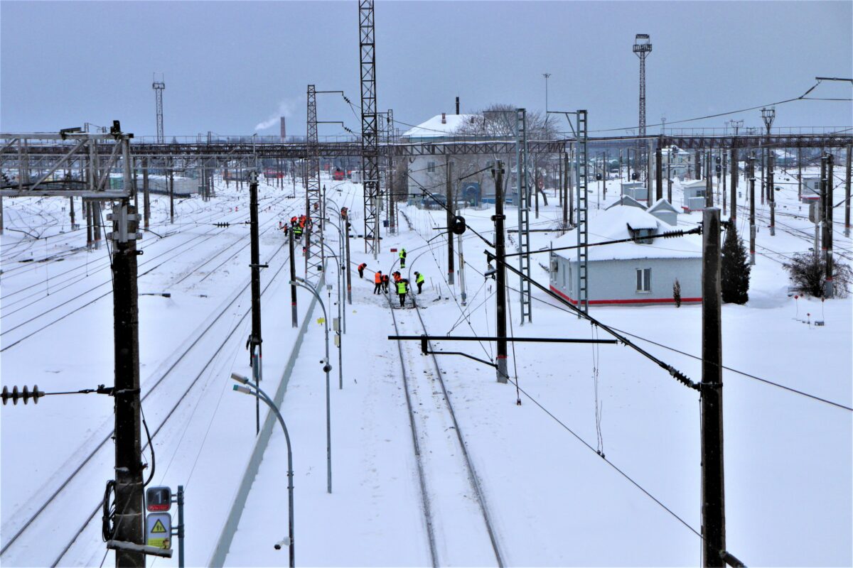 В Брянской области с наледью на контактной сети борются локомотивы с вибропантографами