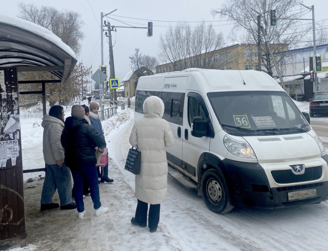 Вечерний плен древнего села: жители идут пешком до Телецентра
