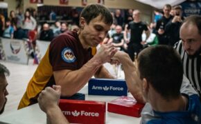 Брянцы завоевали девять медалей на соревнованиях по армрестлингу в Орле