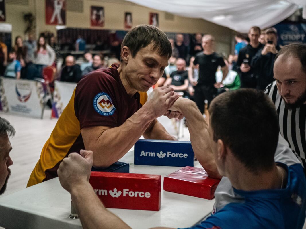 Брянцы завоевали девять медалей на соревнованиях по армрестлингу в Орле