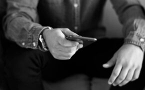 Подозреваемого в краже телефона рецидивиста задержали полицейские в Брянске