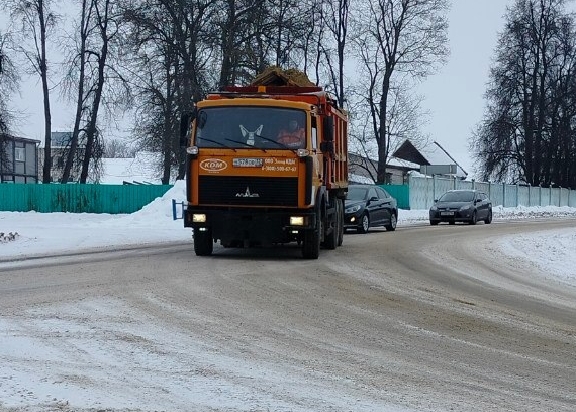 Более 3,5 тысячи километров проезжей части за сутки почистили брянские дорожники