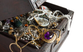 Кражу ювелирных изделий раскрыли брянские правоохранители