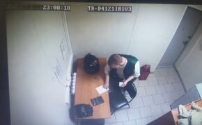 Факт присвоения денег менеджером магазина раскрыли полицейские в Брянске