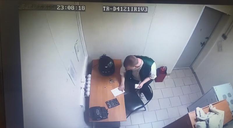 Факт присвоения денег менеджером магазина раскрыли полицейские в Брянске