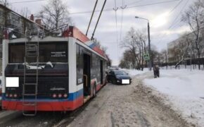 Троллейбус и легковушка столкнулись в Брянске в прошлую пятницу