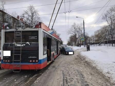 Троллейбус и легковушка столкнулись в Брянске в прошлую пятницу