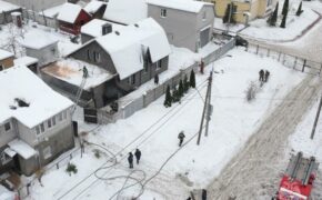 Гараж потушили утром в Брянске спасатели