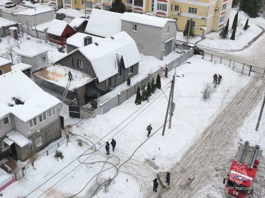 Гараж потушили утром в Брянске спасатели