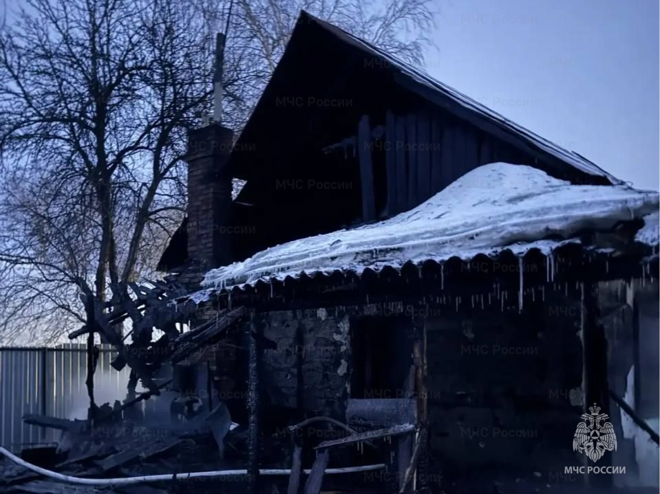 Жилой дом сгорел в Унечском районе накануне вечером