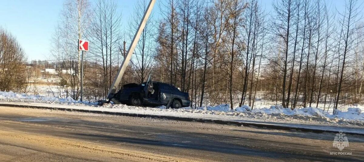 Спасатели деблокировали пострадавшего из повреждённой машины в Дубровском районе