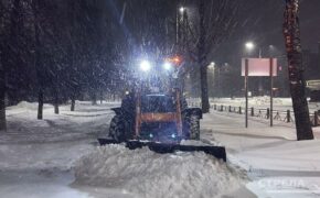 28 единиц техники убирали снег в Брянске ночью