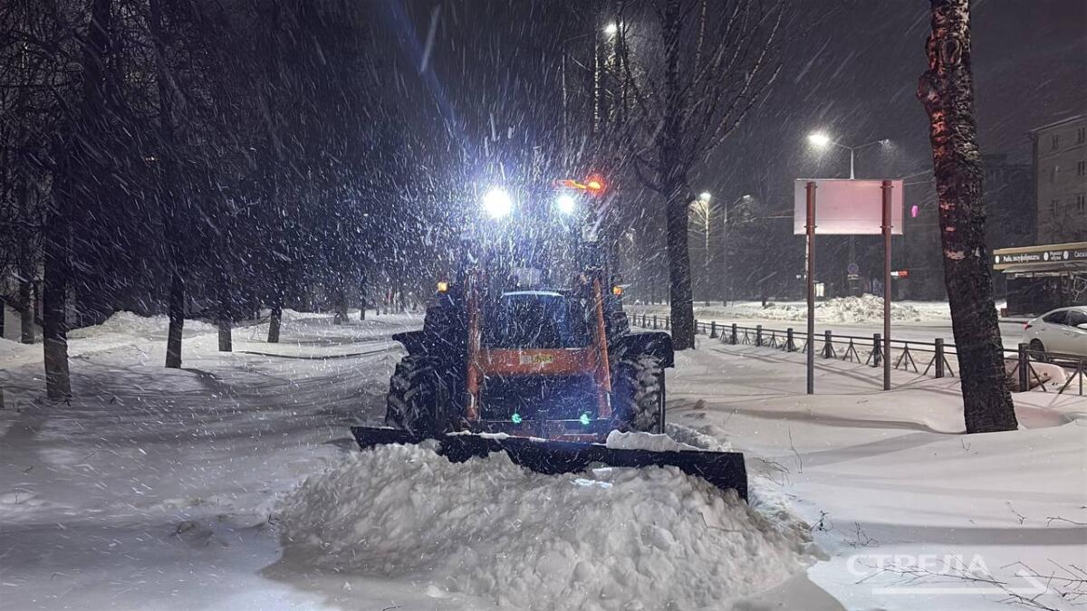 28 единиц техники убирали снег в Брянске ночью