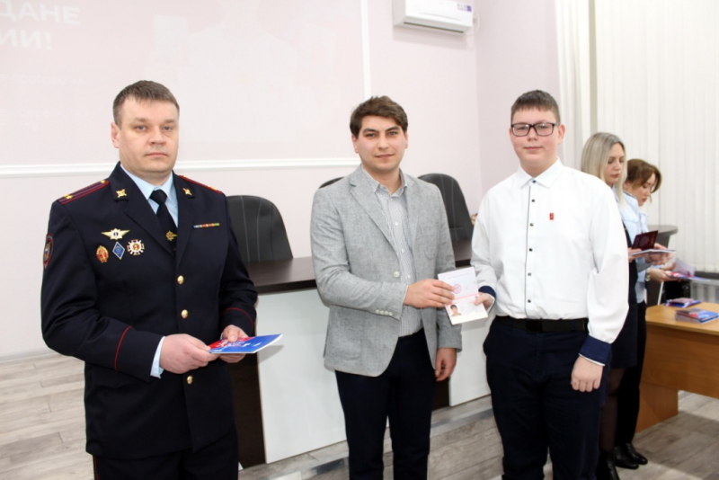 Юные жители Брянска получили первые паспорта в преддверии Дня защитника Отечества