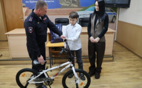 Брянские инспекторы ГИБДД подарили ребёнку велосипед в рамках акции «Ёлка желаний»