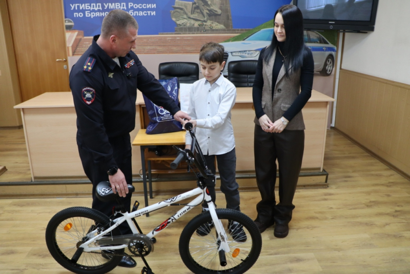 Брянские инспекторы ГИБДД подарили ребёнку велосипед в рамках акции «Ёлка желаний»