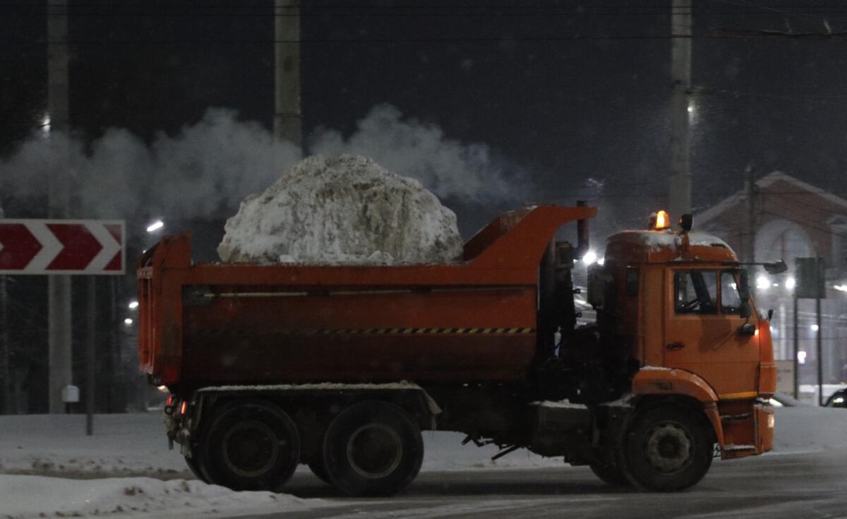 Дорожники вывезли 328 тонн снега из Брянска за ночь