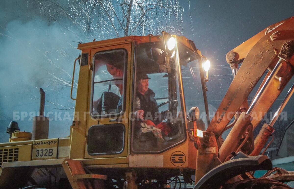 Почти полсотни машин убирают Брянск от снега с утра понедельника