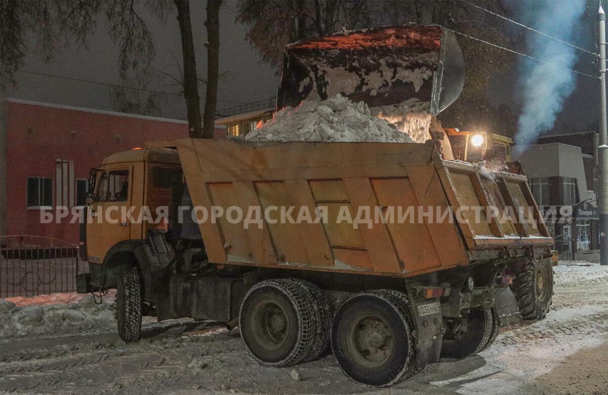 С улиц Брянска самосвалы вывезли 3330 тонн снега за ночь