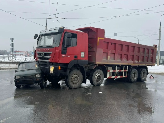 «ОКА» врезалась в грузовик на проспекте Московском в Брянске во вторник